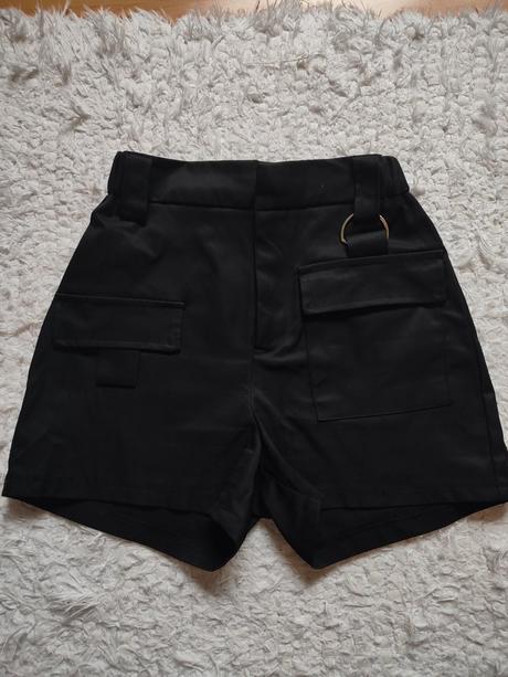 Čierne šortky, 32