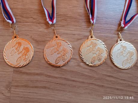 4 ks cyklistické medaile zlaté, 