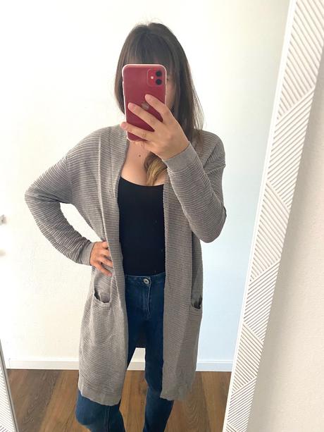 Kardigan so striebornou niťou,