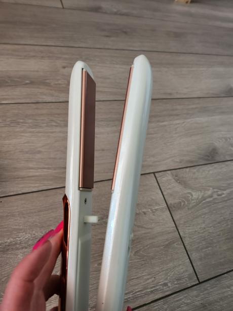 Biela žehlička na vlasy lily england, 