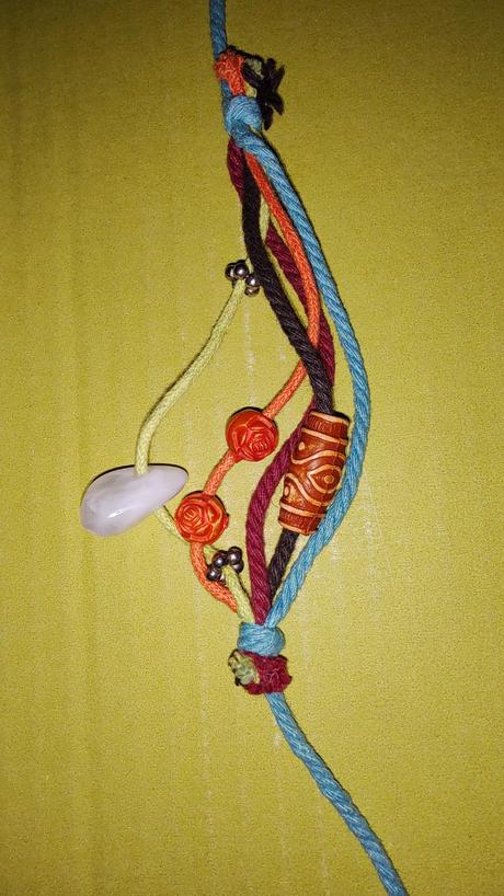 Naramok s ruzeninom a koralkami na šnurkach,