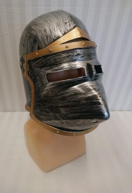 Strieborná rytierska prilba so zlatým lemovaním, 