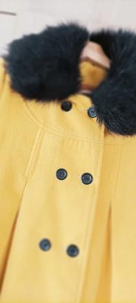 Elegantný žltý vlnený kabát, paleto strih, s