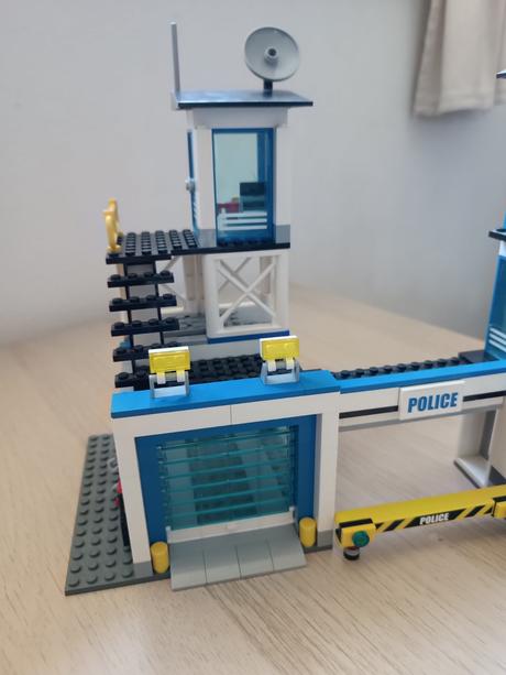 Lego city 60141 policajná stanica,