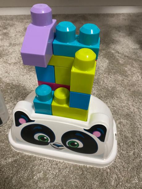 Mega blocks v úložnom boxe panda,