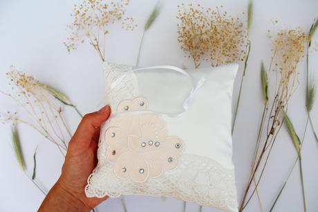 Vankúšik pod obrúčky jemný ivory so svetloružovým,