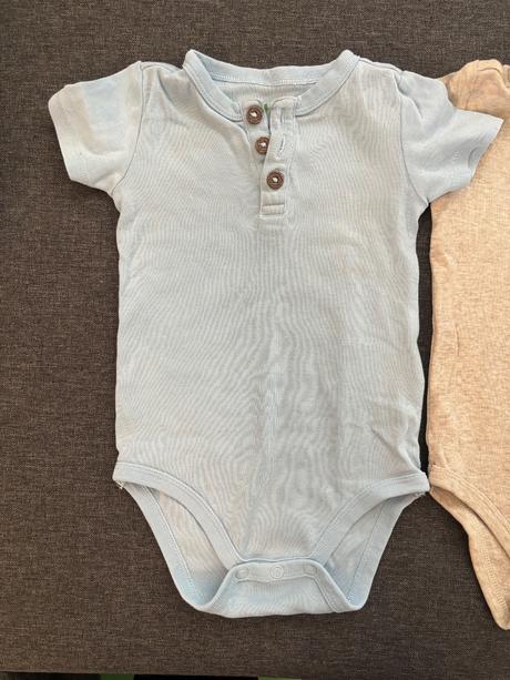 Body s gombikmi pri krku, tchibo,74