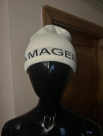 Krémová čiapka s nápisom zn. magenta, m