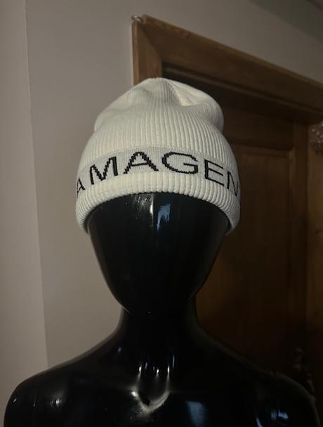 Krémová čiapka s nápisom zn. magenta, m