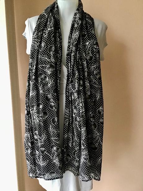 Krasny šal s čerešničkami, 