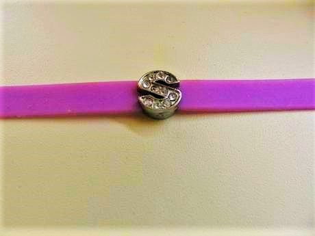 Plastový náramok s monogramom s, 