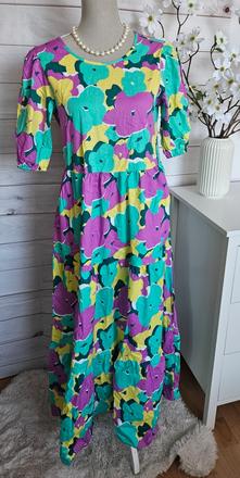 Pekné farebné šaty, s