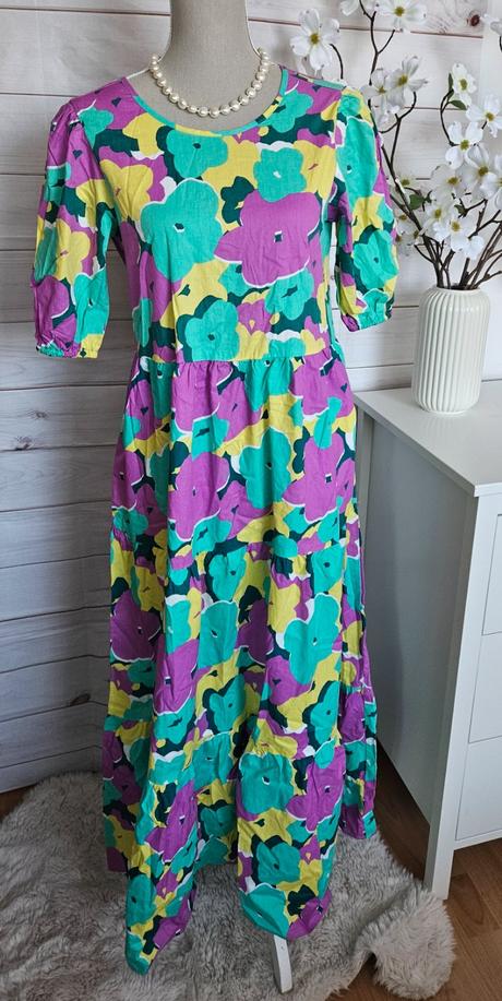 Pekné farebné šaty, s