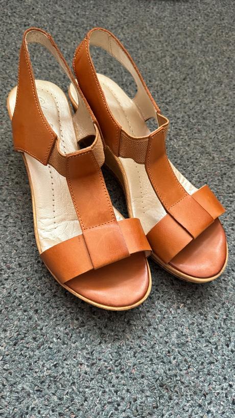 Nenosené sandále, 39