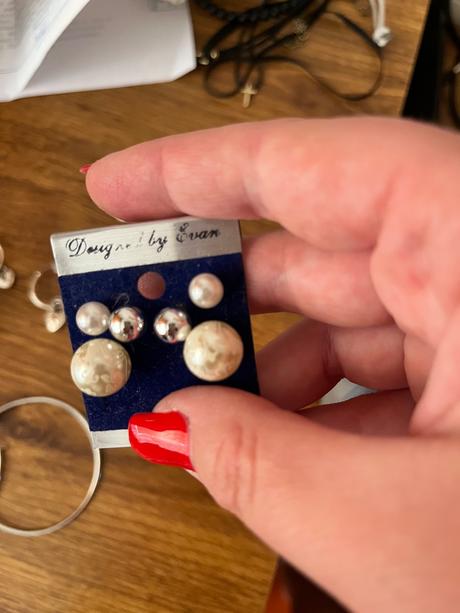 Perlové naušnice a prsteň nepoužite, 