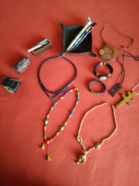 Retro kožené a drevené predmety,