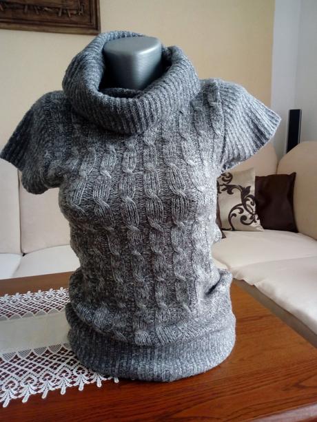 Pekný pulóvrik bez rukávov, s