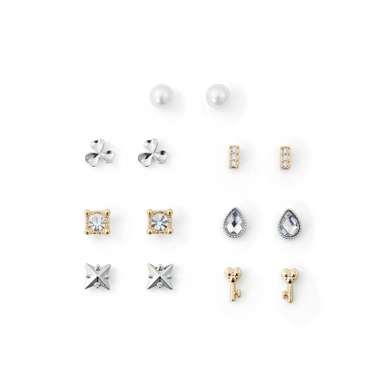 7 náušníc v krabičke,