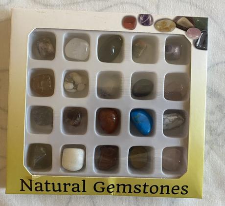 Minerálne kamene v krabičke 24ks + dečka,