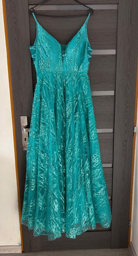 Trblietavé šaty, m