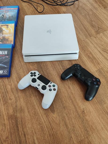 Playstation 4 slim,