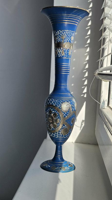 Elegantná modrá kovová váza s orientálnym vzorom,