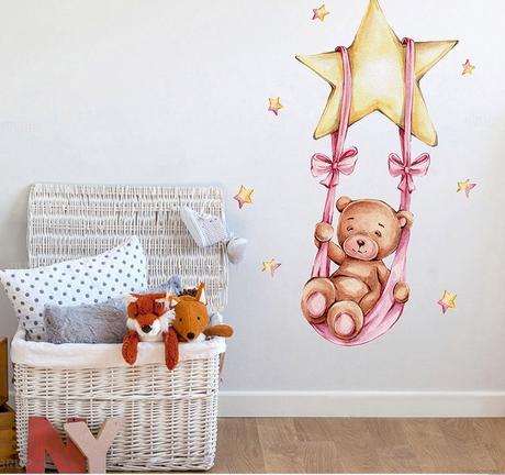 Nálepka na stenu - macko na hojdačke,