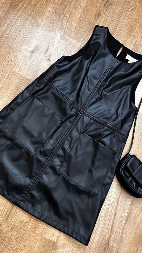 Koženkove šaty, 134