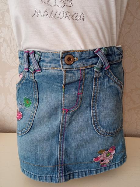 Dievčenská rifľová sukňa s nášivkami,2-3 r., marks & spencer,92