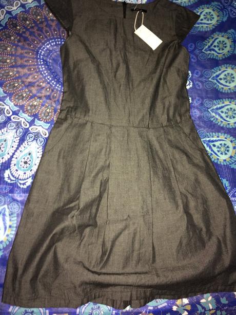 Šedé šaty z jemného plátna, s