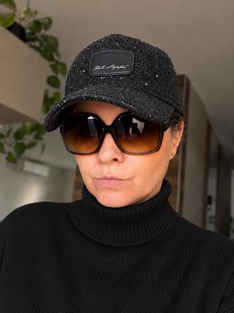 Karl lagerfeld tweed šiltovka s trblietkami,