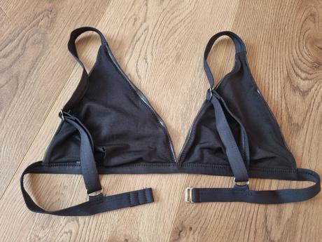 Lesklé bikiny brazilky s vysokým vykrojením, s