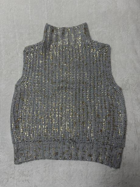 Svetlosivá vesta so zlatým vpredu, 