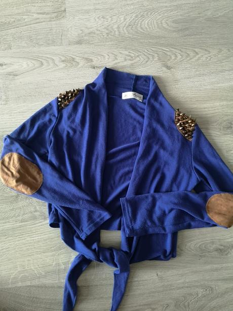 Krátky svetrík s aplikáciou na ramenách, 