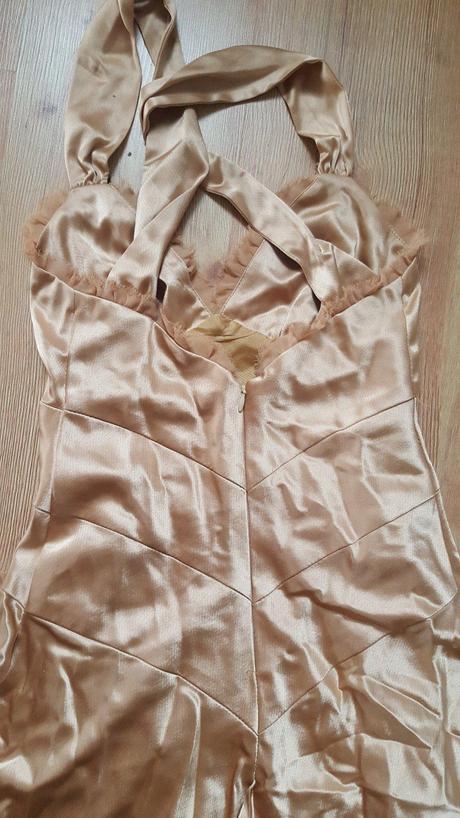 Zlaté spoločenské šaty, 34