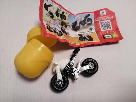 Motorka hračka z kinder vajíčka,