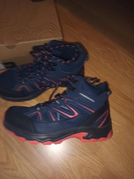 Trekove topanky crossroad, 36