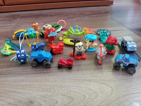 Mix hračiek, autička, 