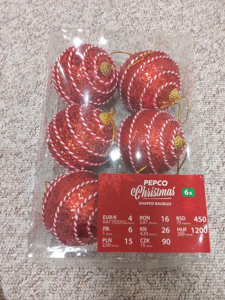 Červené a biele vianočné gule na stromček, 