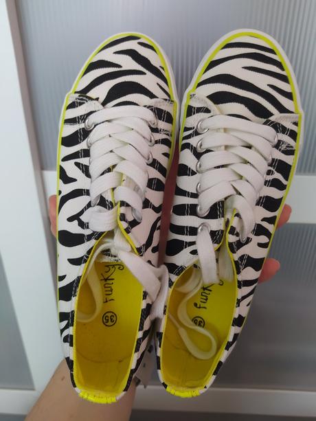 Zebrovane platenky, 35