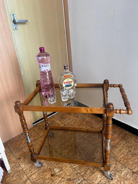 Servírovací vozík,