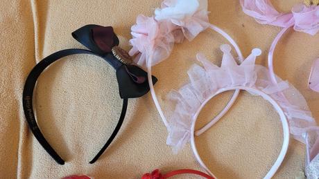 Čelenky - 12 ks + 2 ks paličky- super stav, h&m