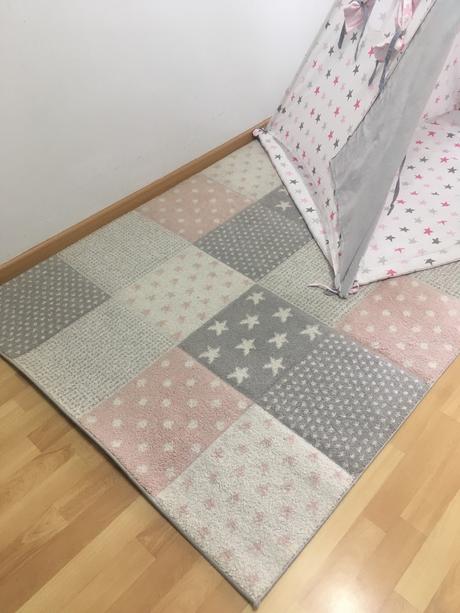 Tee-pee stan, bazen s gulickami a koberec, 