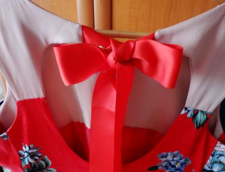 Zaujímavé červené minišaty, v.m/l, l