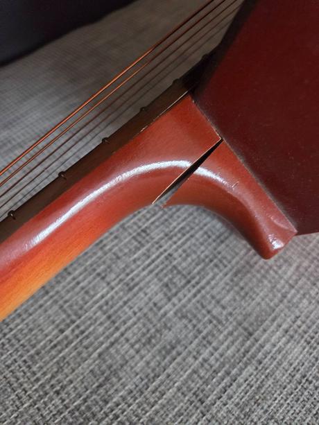 Gitara s poškodenim, 