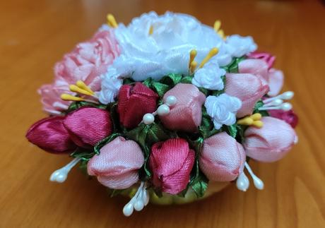 Pivonky a púčiky v aranžmáne, 