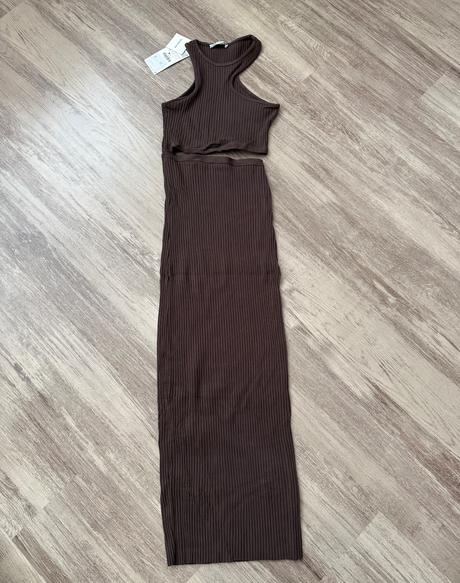 Priliehave saty s krasnymi detailmi, zara,s