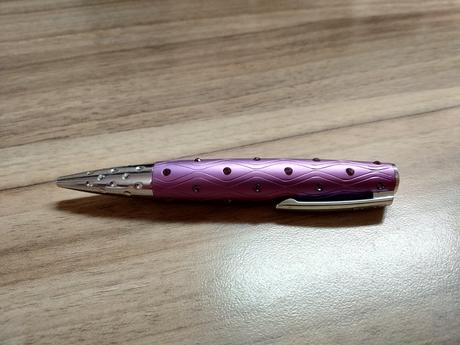 Znackove pero so swarovski kamienkami, 