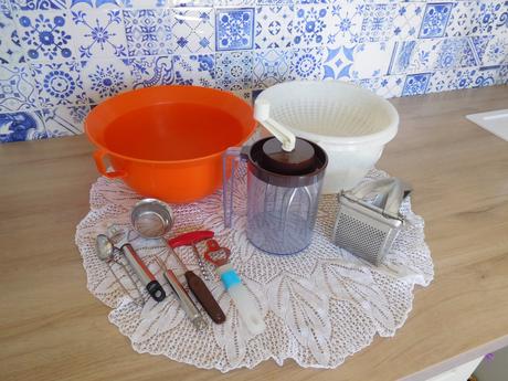 Ručný šľahač, plastové nadoby do kuchyne,, 