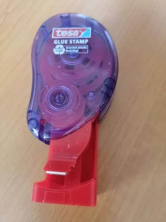 Tesa lepidlo v pečiatke,